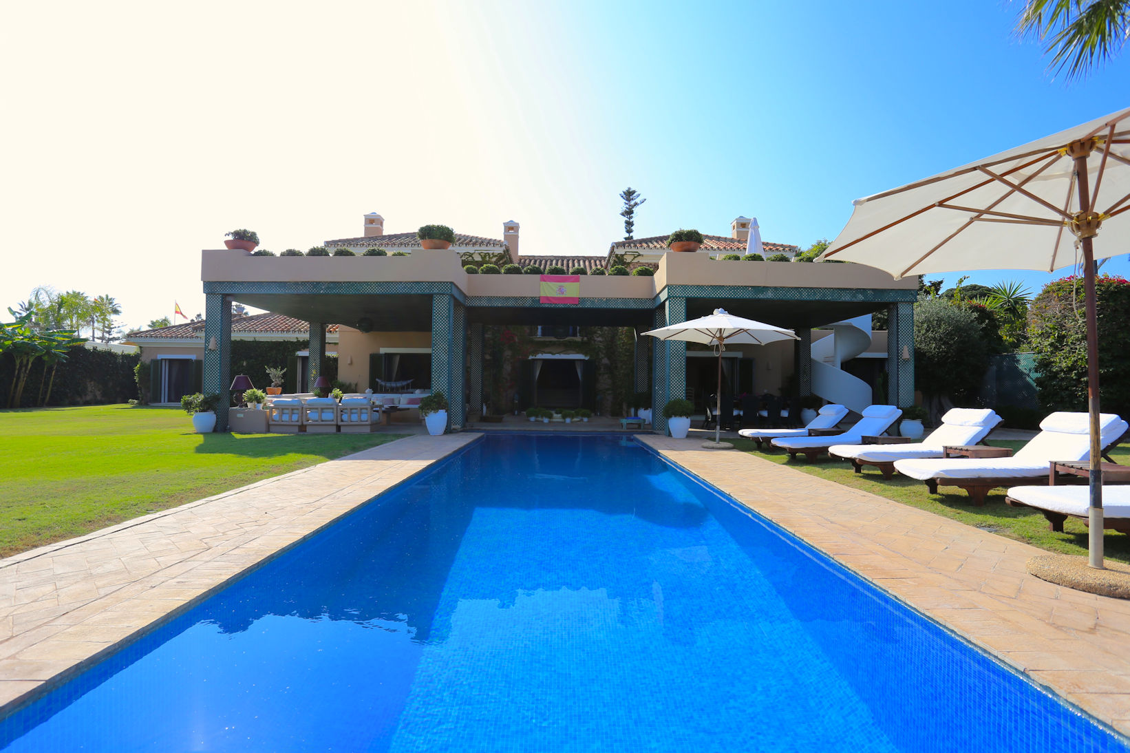 Villa for rent in Estepona